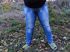 Pissed in jeans in a public park! Mature milf outdoors did not have time to take off her jeans and urinates right in the